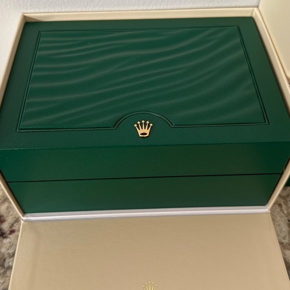 Authentic Rolex Datejust 126233 Gold and Silver Jubilee Bracelet Gold Bezel 2022 - Picture 13 of 15